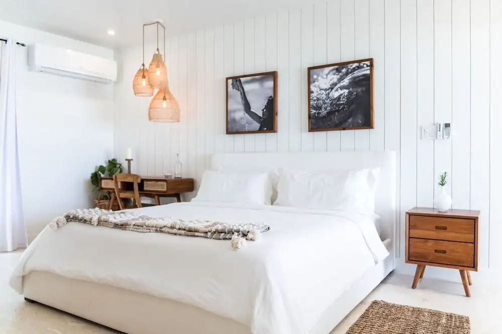 Modernes Schlafzimmer mit weißem Dekor und Holzelementen