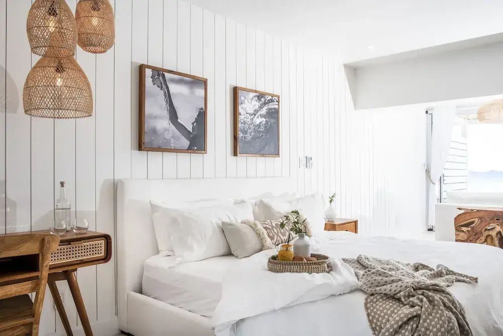 Helles Schlafzimmer mit eleganten Details und frischer Bettwäsche