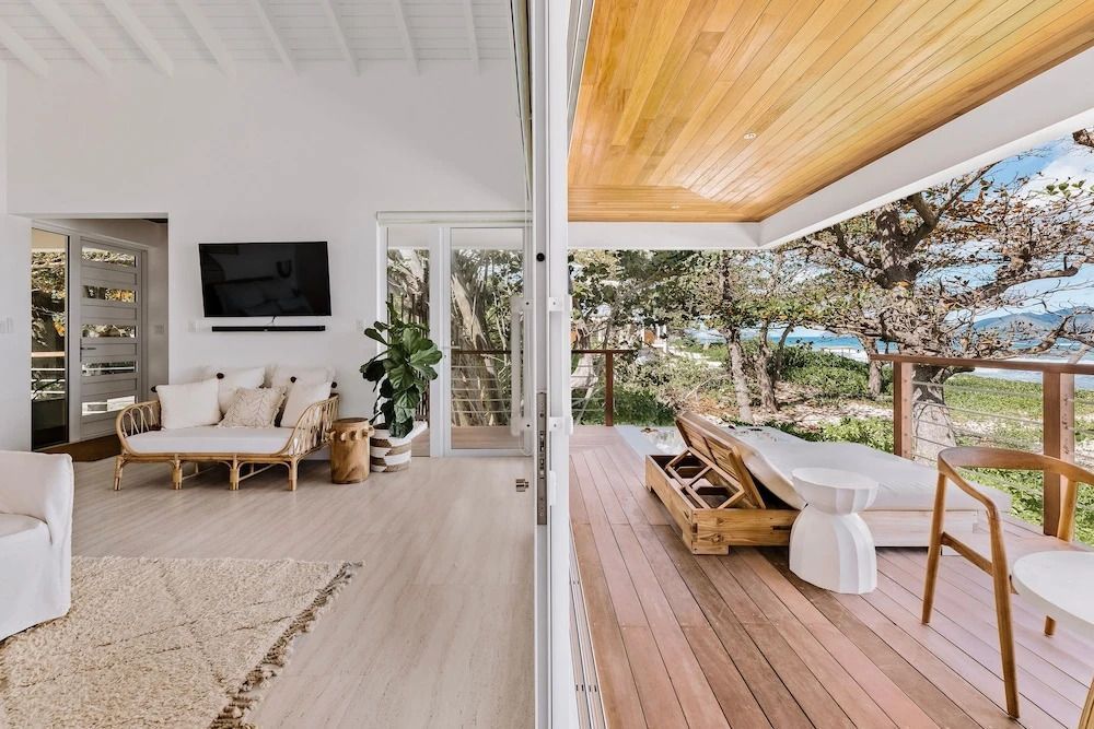 Geräumige Villa mit moderner Einrichtung und Blick auf die Terrasse