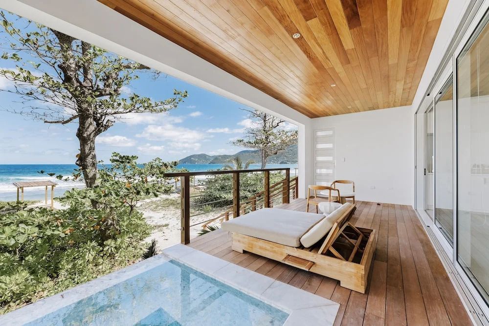 Privater Poolbereich auf der Terrasse mit Blick auf den Strand