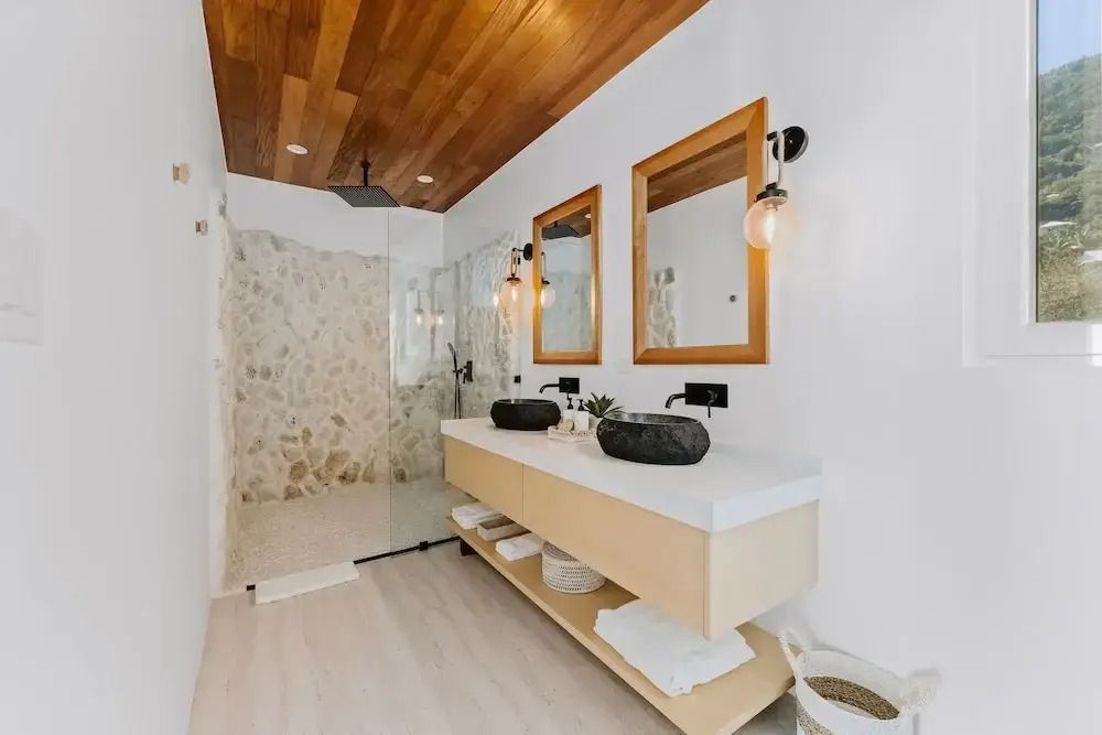 Modernes Badezimmer mit Doppelwaschbecken und Regendusche