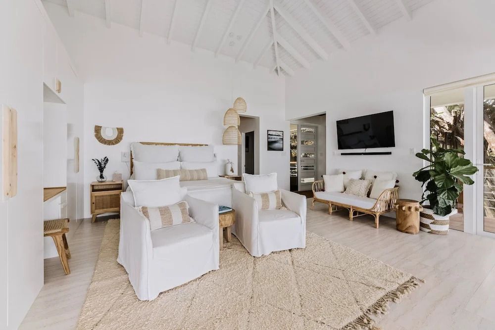 Helles Schlafzimmer mit Sofa und stilvollem Interieur