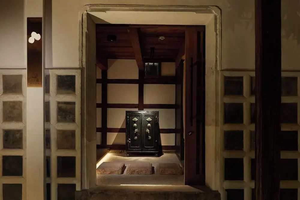 Historischer Tresorraum mit Holzbalken und stimmungsvoller Beleuchtung im Loquat Nishi Izu.