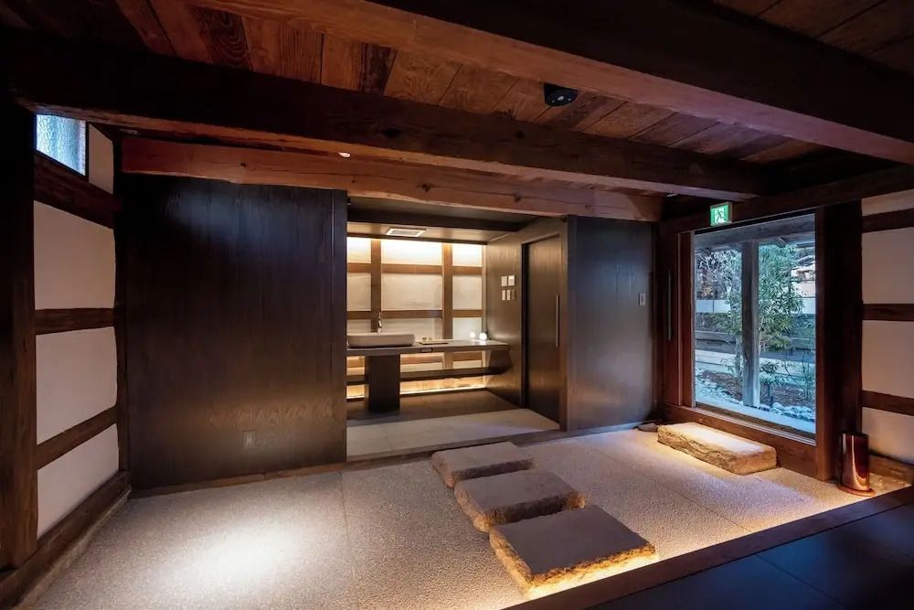 Luxuriöses Zen-Interieur mit natürlichem Lichteinfall