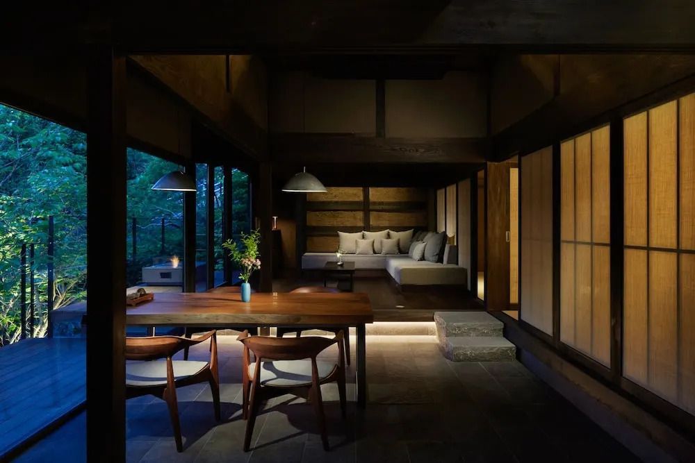 Eleganter Innenraum mit traditionellen japanischen und modernen Möbeln
