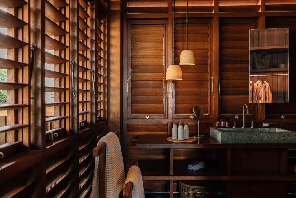 Edles Badezimmerdesign mit Holz und stilvoller Beleuchtung.