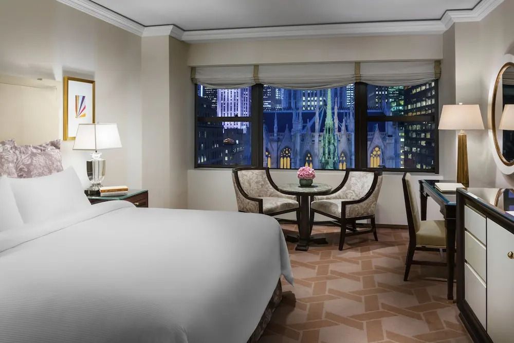 Nachtsicht aus dem Hotelzimmer auf die Kathedrale und die beleuchtete Stadt.