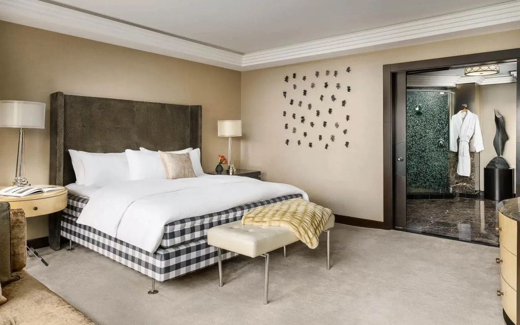 Elegantes Schlafzimmer mit Kingsize-Bett und modernem Dekor, gemütliche Atmosphäre.