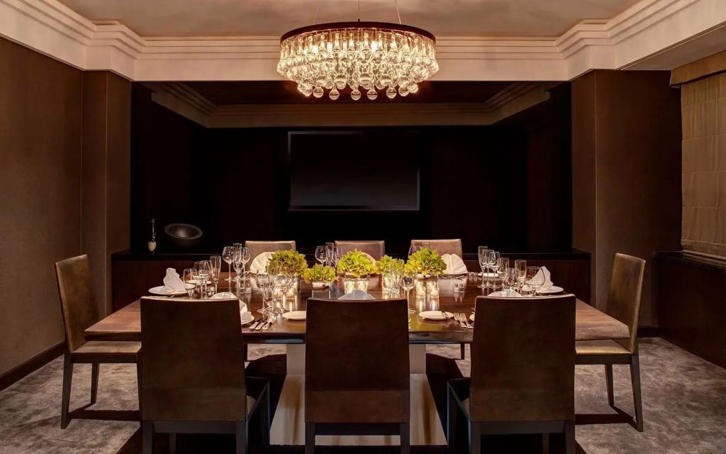 Elegantes Esszimmer mit edler Beleuchtung und stilvoll gedecktem Tisch, luxuriöser Charme.
