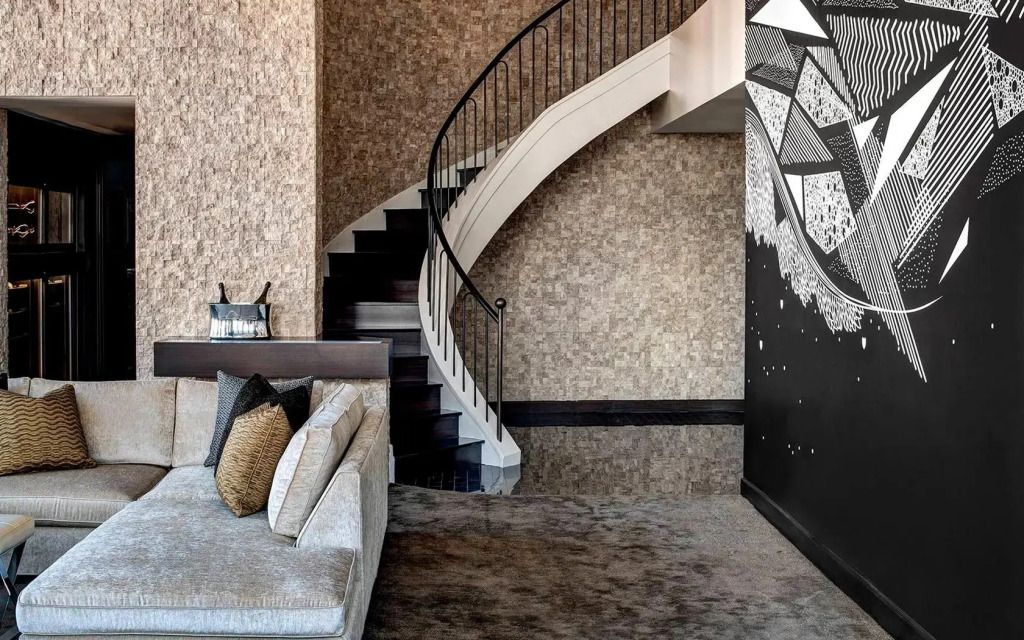 Spiraldesign-Treppe in modernem Wohnraum, ansprechendes und künstlerisches Ambiente.