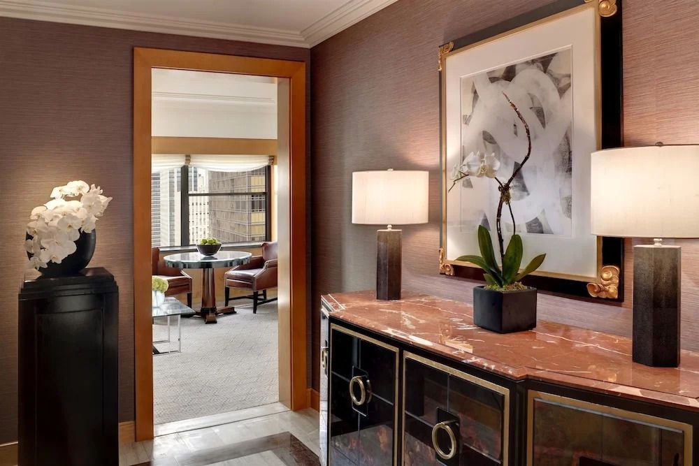 Luxuriöser Eingangsbereich mit Kunstwerken und Beleuchtung der Executive Towers Suite