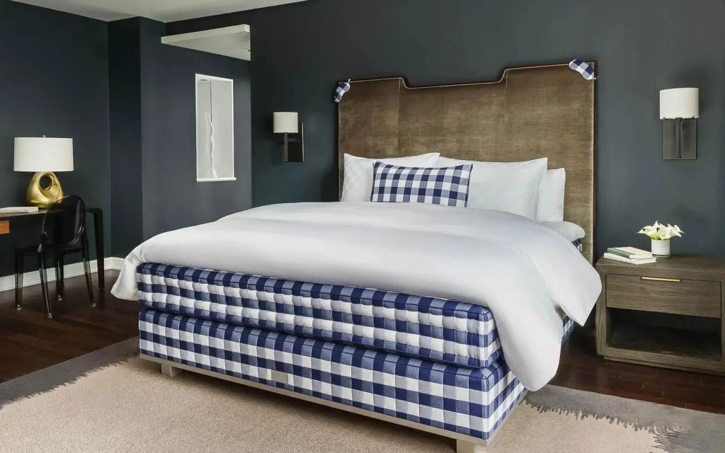 Luxus-Doppelbett in der Hästens Ultimate Sleep Suite mit eleganter Bettwäsche und Kopfteilen.