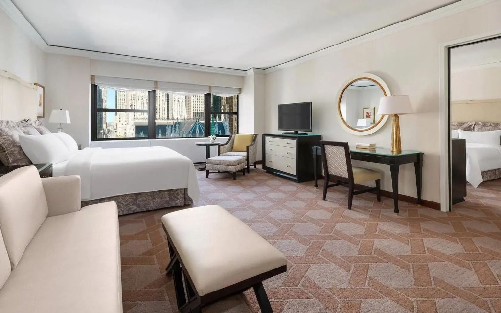 Helles Zimmer mit Doppelbett, TV, Schreibtisch und Stadtblick
