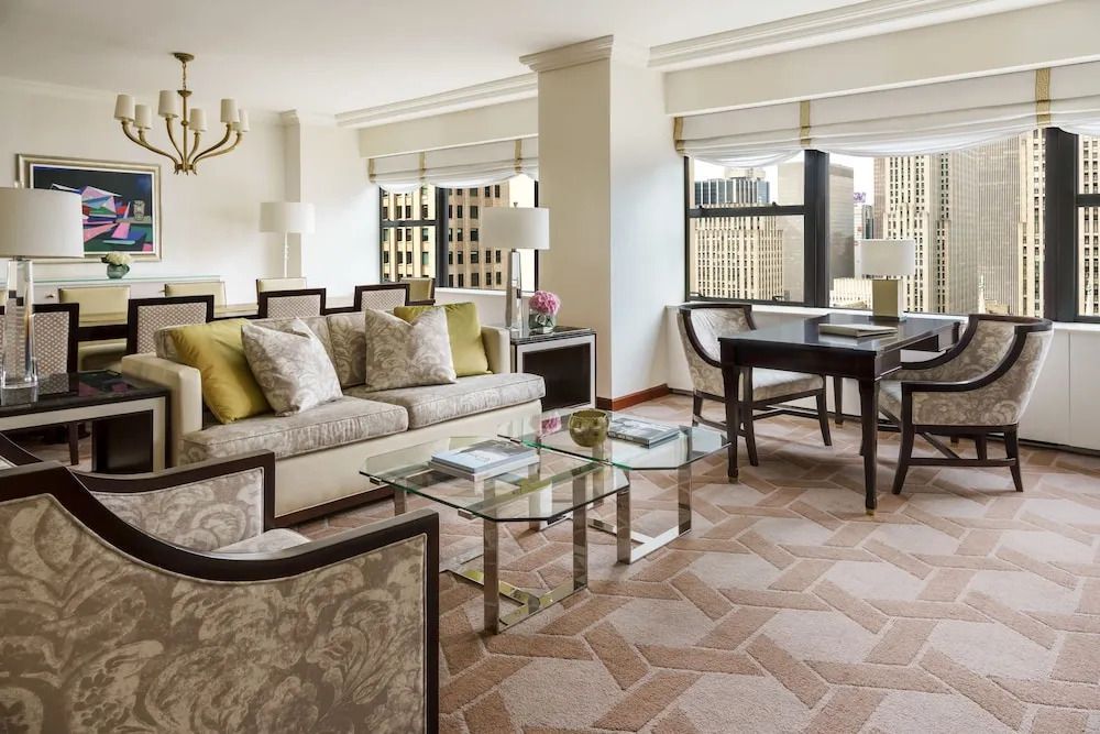 Helle Suite mit gemütlicher Sitzecke und großem Fenster im Lotte New York Palace.