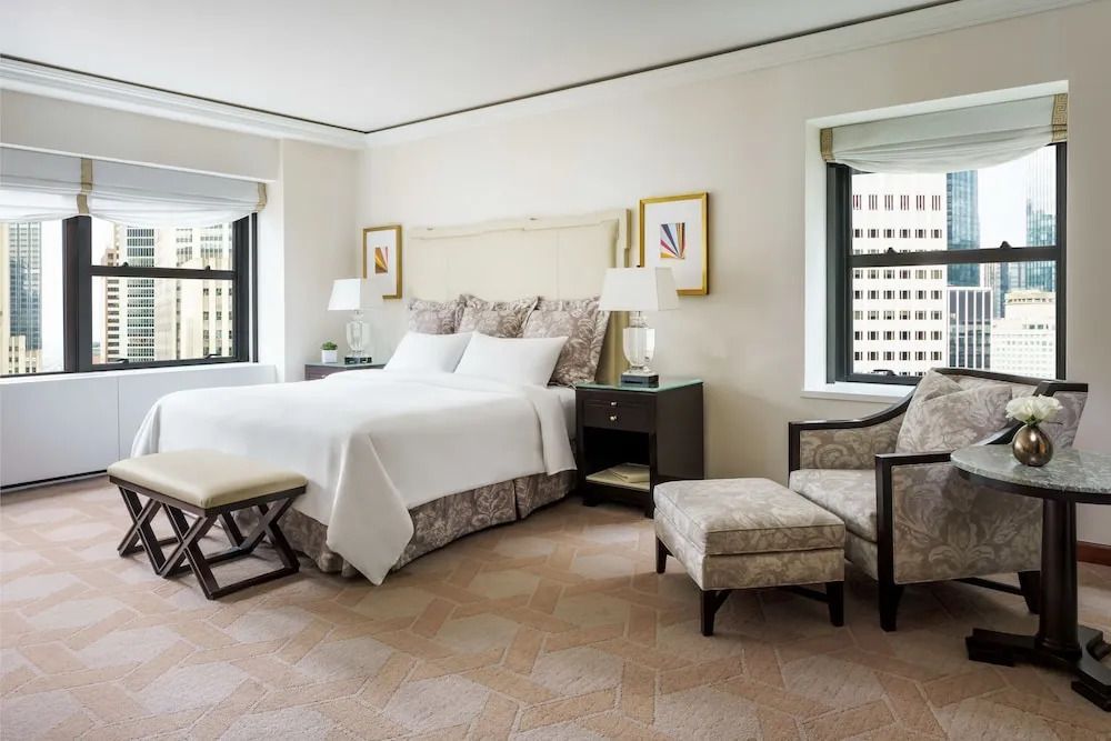 Luxuriöses Schlafzimmer mit Doppelbett und stilvollen Möbeln in der Signature Palace Suite.