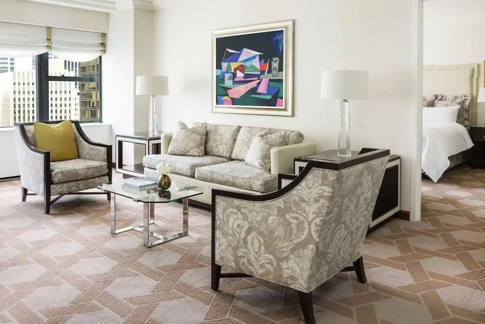 Stilvolle Sitzecke mit Kunstgemälde in der Signature Palace Suite des Lotte New York Palace.
