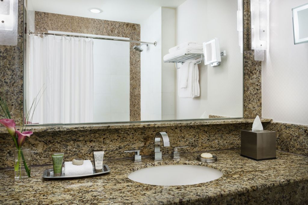 Modernes Badezimmer mit Granitwaschbecken und Pflegeprodukten