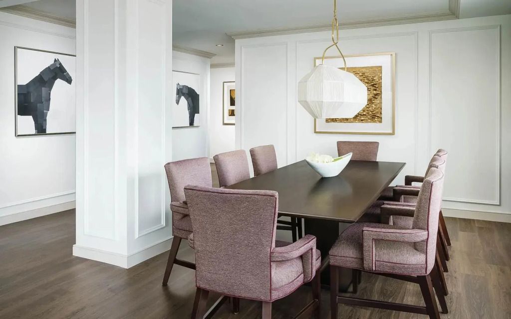 Essbereich der Skyview Suite mit großem Esstisch und stilvollem Kunstwerk.