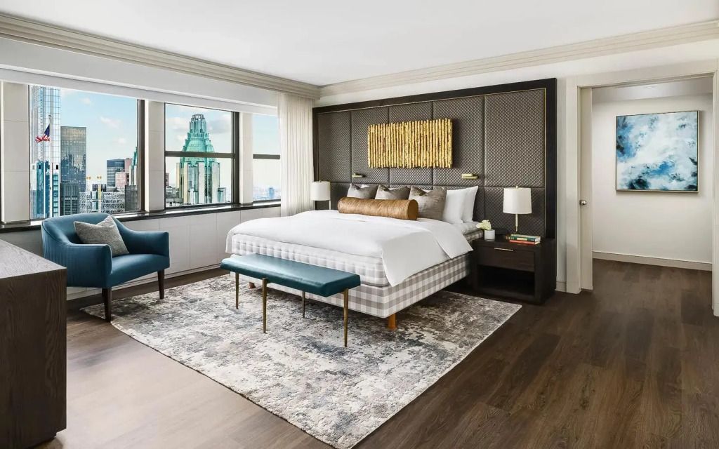Luxuriöse Suite mit großem Bett und Panorama-Stadtblick