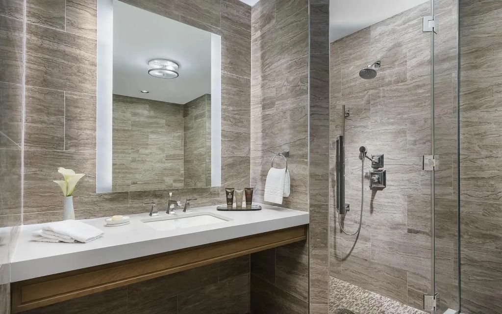 Luxuriöses Badezimmer mit modernem Design und großem Spiegel