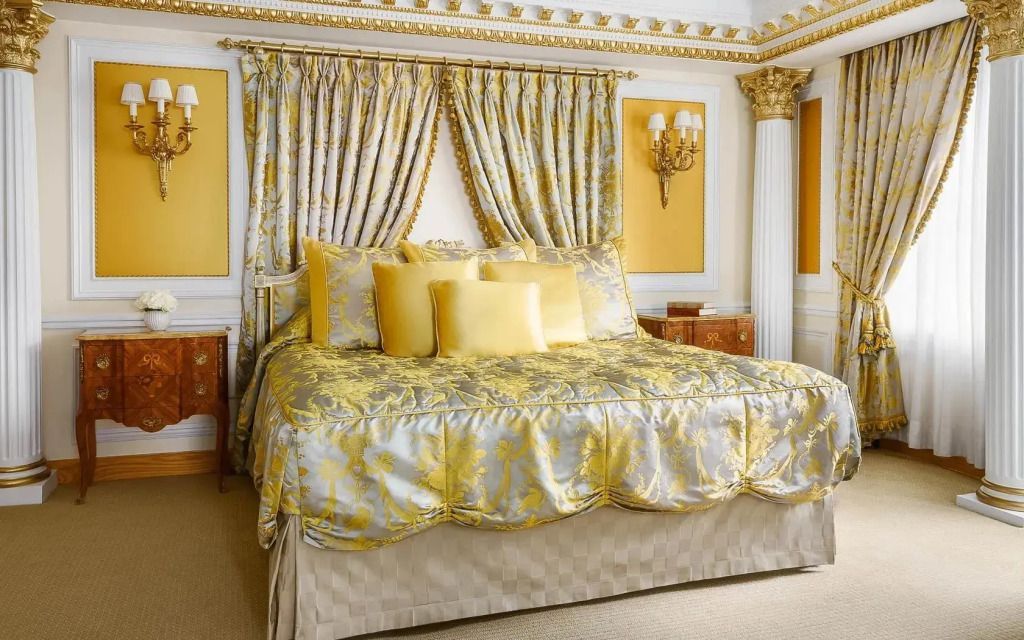 Luxuriöses Schlafzimmer mit opulenter goldener und cremefarbener Einrichtung im Imperial Suite