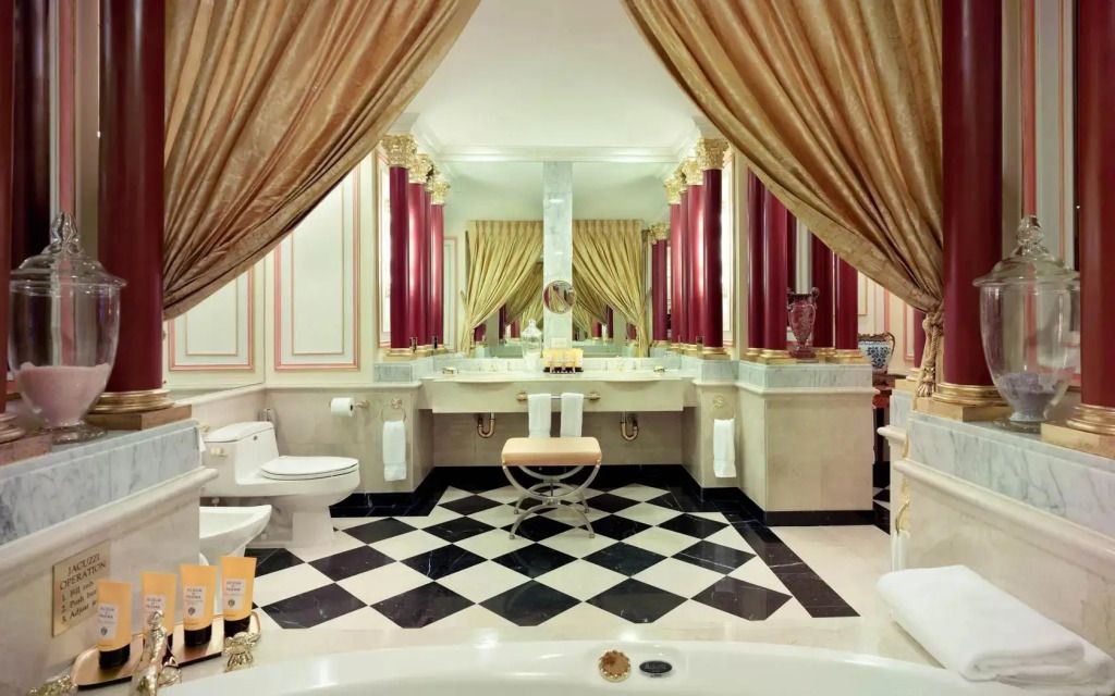 Großzügiges Badezimmer mit Marmor, Vorhängen und eleganter Ausstattung im Imperial Suite