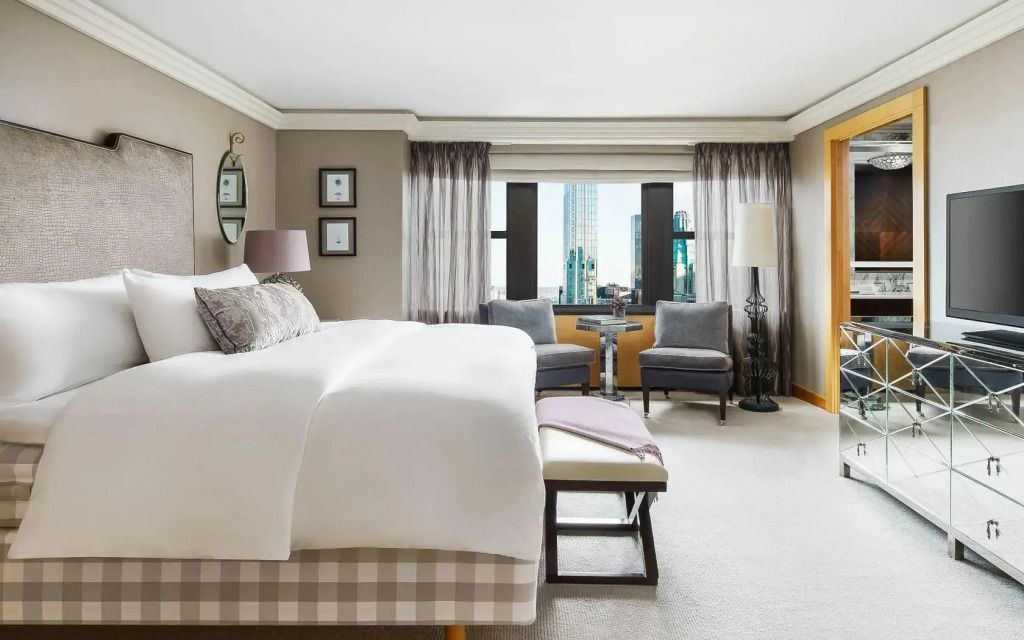 Luxus-Schlafzimmer mit großem Bett und Aussicht auf die New Yorker Skyline