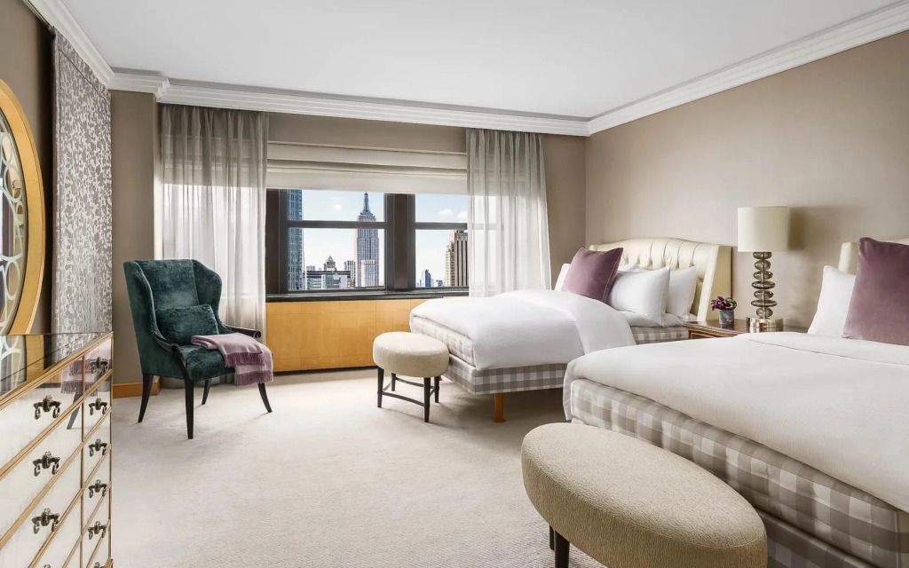 Helles Zimmer mit zwei Betten und Blick auf das Empire State Building