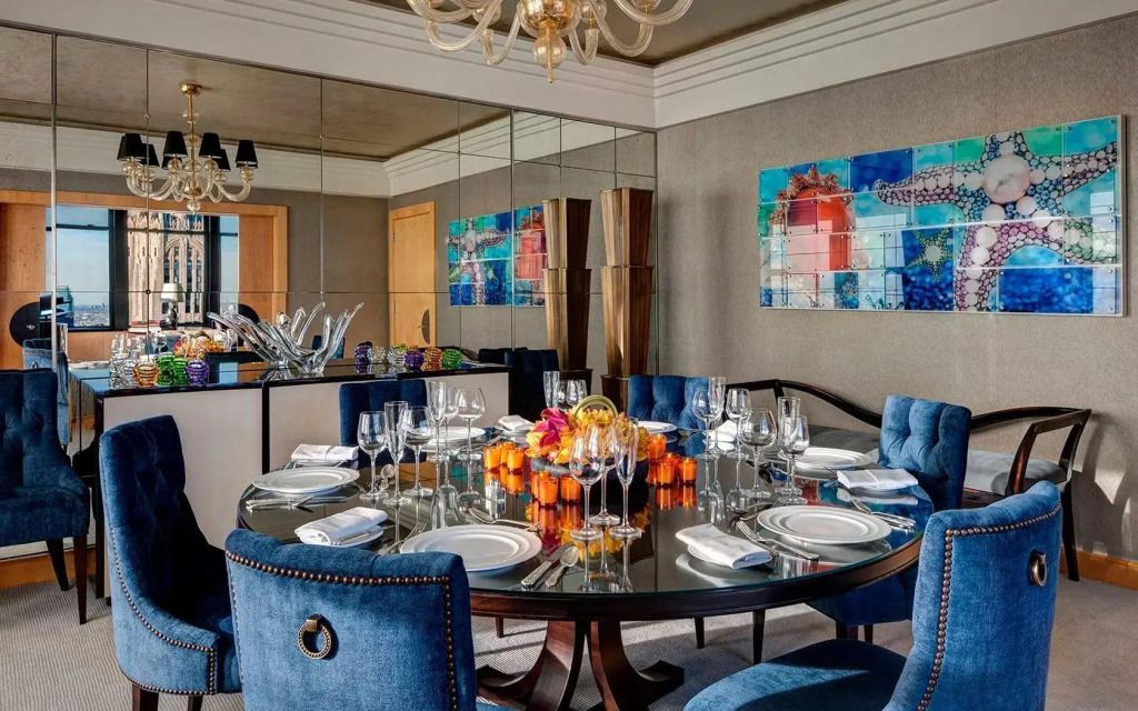 Elegantes Esszimmer mit kunstvoll gedecktem Tisch