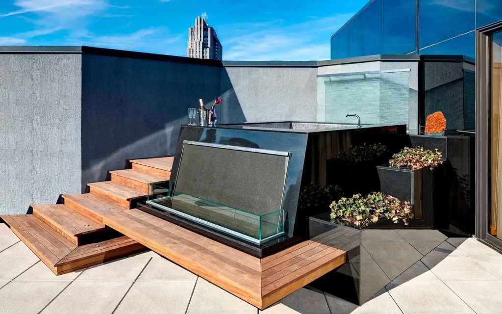 Private Terrasse mit Whirlpool und Stadtblick