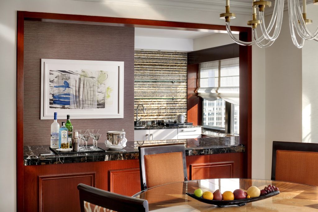 Küchenzeile mit Marmortheke und Kunst im Lotte New York Palace.