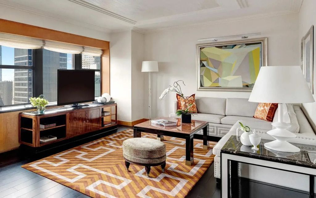 Wohnzimmer in Suite mit eleganter Einrichtung und moderner Kunst an der Wand.