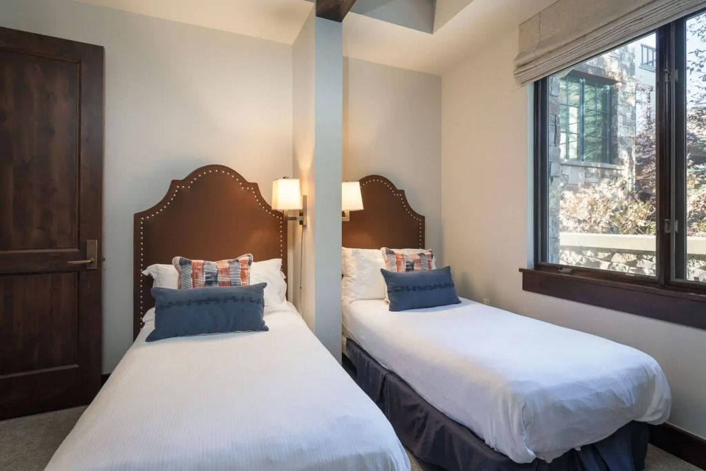 Gemütliches Schlafzimmer mit zwei Einzelbetten und natürlichem Licht