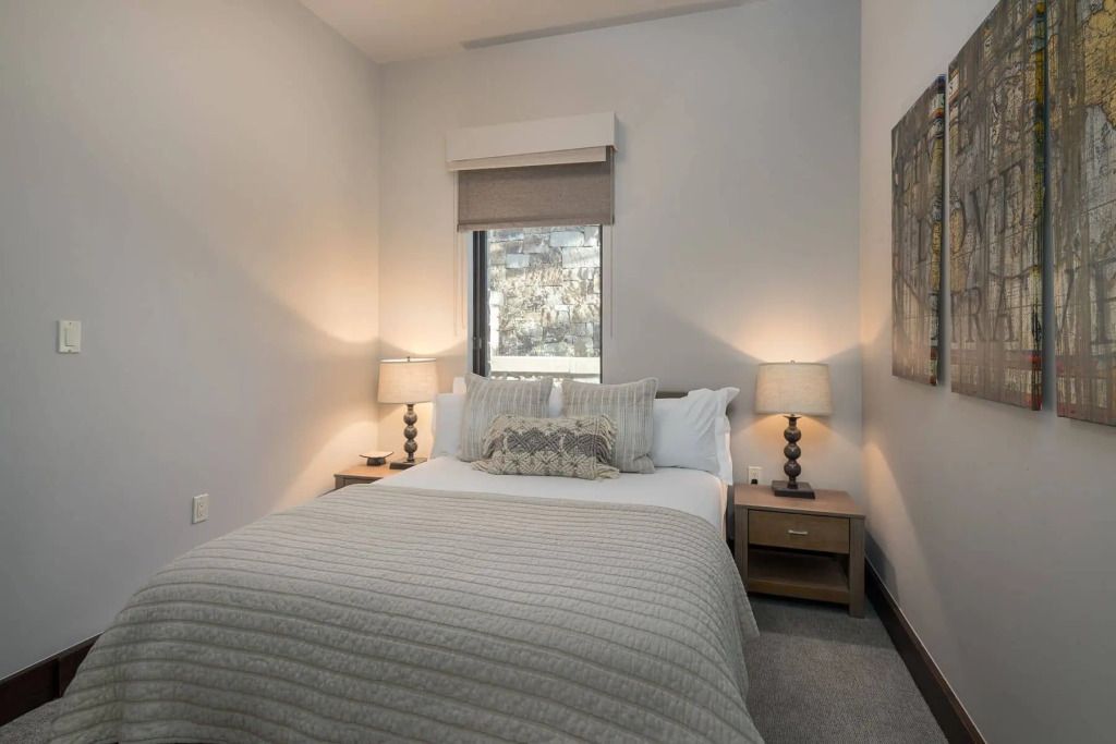 Helles Schlafzimmer mit Doppelbett und stilvoller Dekoration