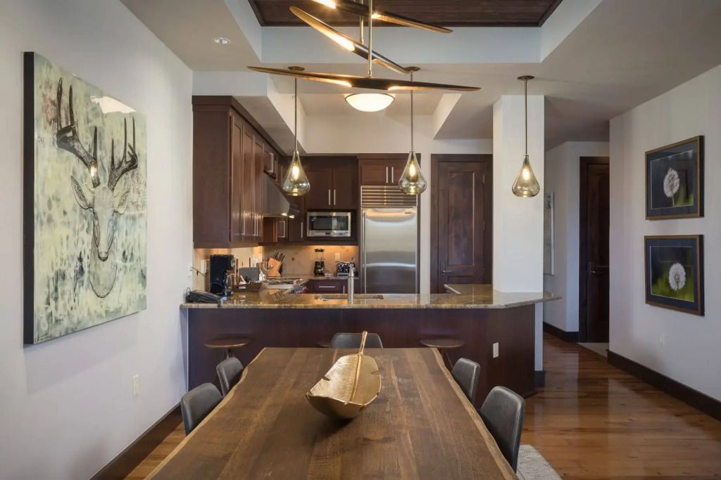 Moderne Küche mit Esstisch und Designer-Heimbeleuchtung