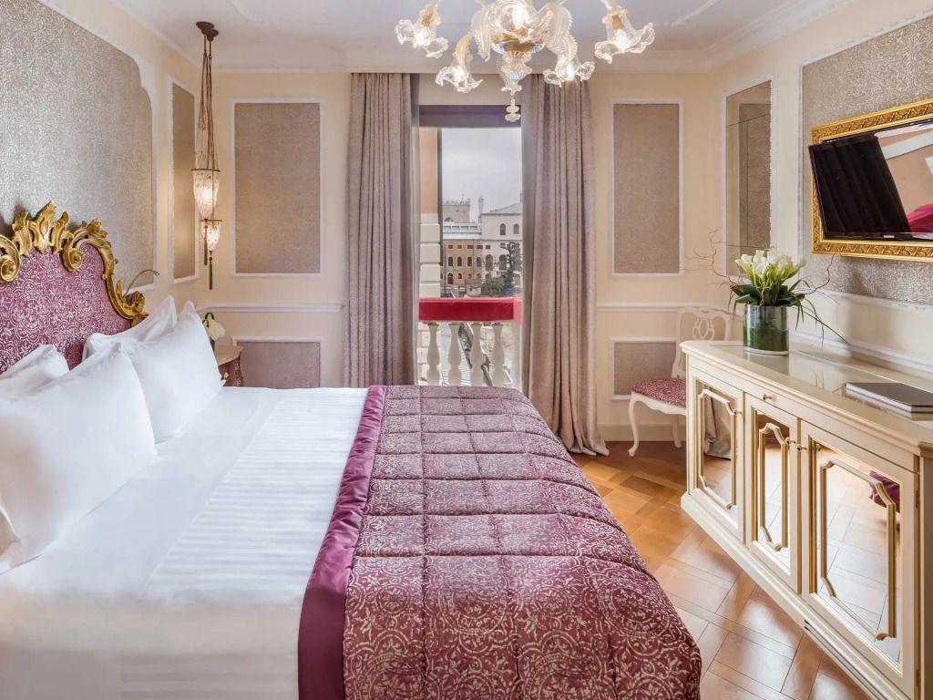 Elegantes Doppelzimmer mit Blick auf den Kanal im Baglioni Hotel Luna. Luxuriöses Dekor.