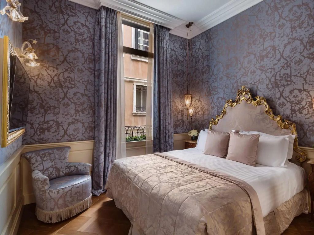 Elegantes Schlafzimmer mit großem Fenster und luxuriösen Tapeten im Deluxe Doppelbettzimmer