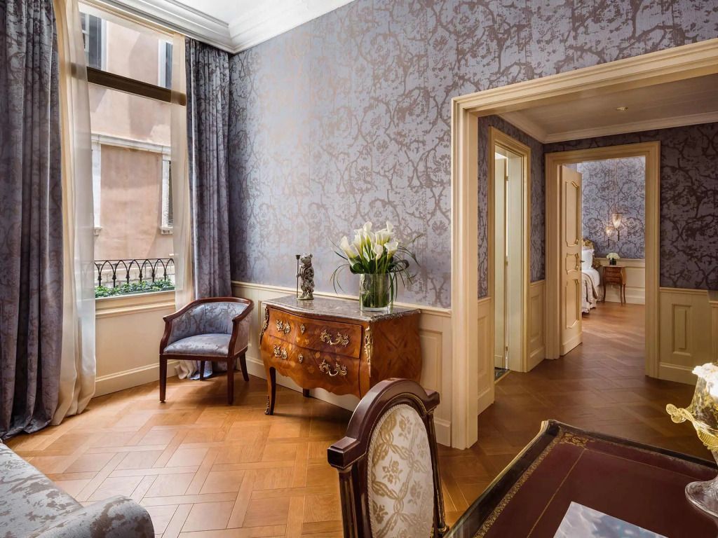Stilvoll eingerichteter Wohnbereich mit eleganten Möbeln und floralen Tapeten