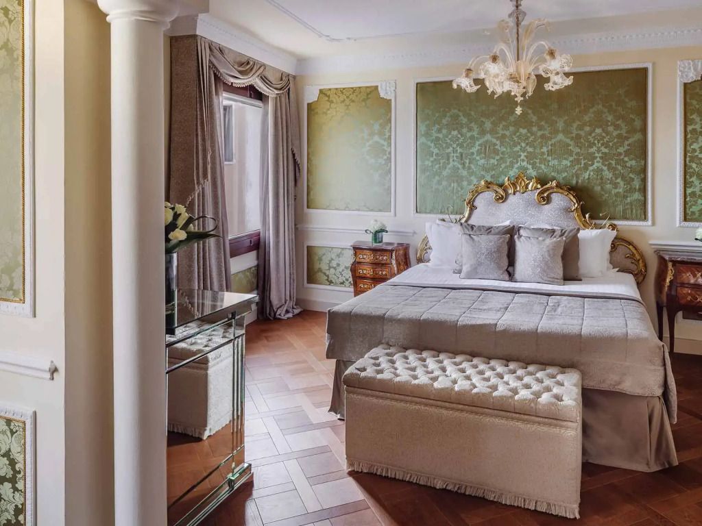 Luxuriöse Suite mit Doppelbett und edlem Dekor, Kronleuchter und eleganter Bettbank