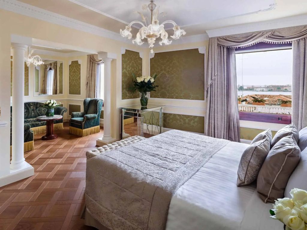 Helle Suite mit Seeblick, stilvollen Vorhängen und edlen Möbeln