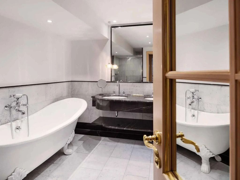 Hochwertiges Badezimmer mit freistehender Badewanne und eleganter Marmoreinrichtung