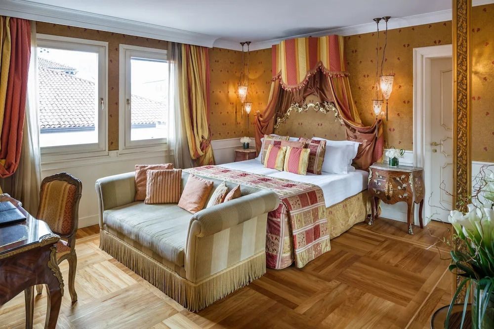 Elegantes Schlafzimmer mit Kingsize-Bett und klassischem Dekor im Baglioni Hotel Luna.