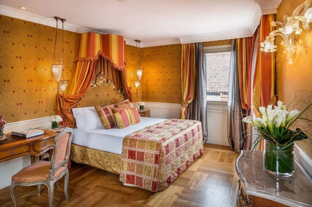Helles Schlafzimmerdesign mit Kingsize-Bett und stilvollen Vorhängen.