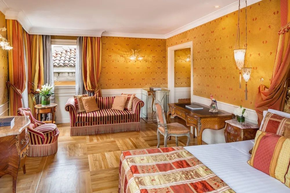 Sitzecke und Schreibtisch in der Familie Junior-Suite des Baglioni Hotel Luna.