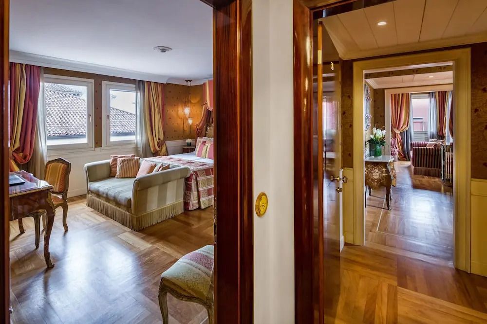 Blick in den Flur mit Zugang zum Schlafzimmer in der Familiensuite.
