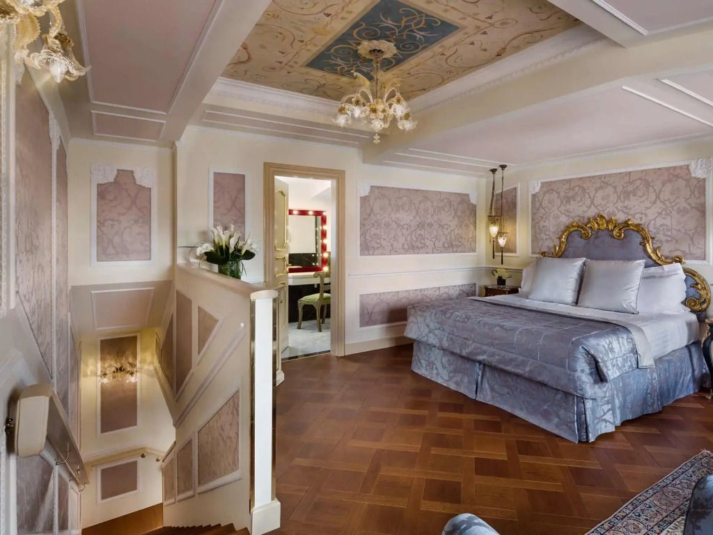 Elegantes Schlafzimmer mit Doppelbett und luxuriösen Verzierungen an der Decke