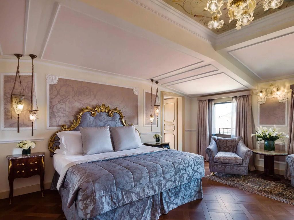 Luxuriöses Schlafzimmer mit gepolstertem Sessel und dekorativen Wanddetails