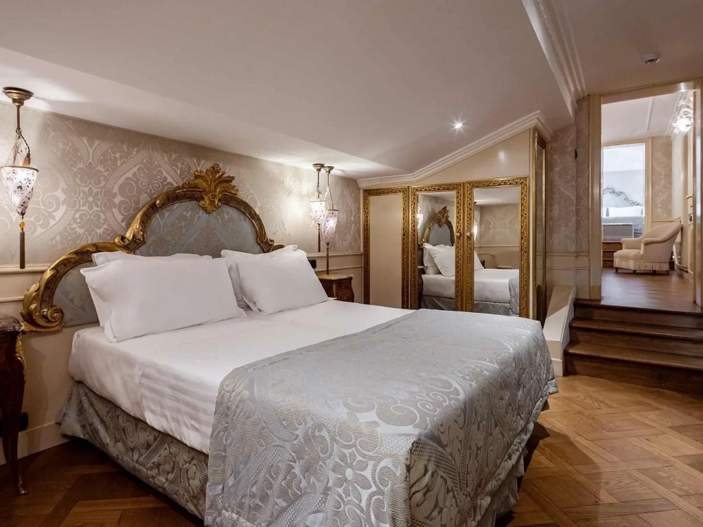 Goldoni Familie Suite mit Doppelbett und großen verspiegelten Schränken