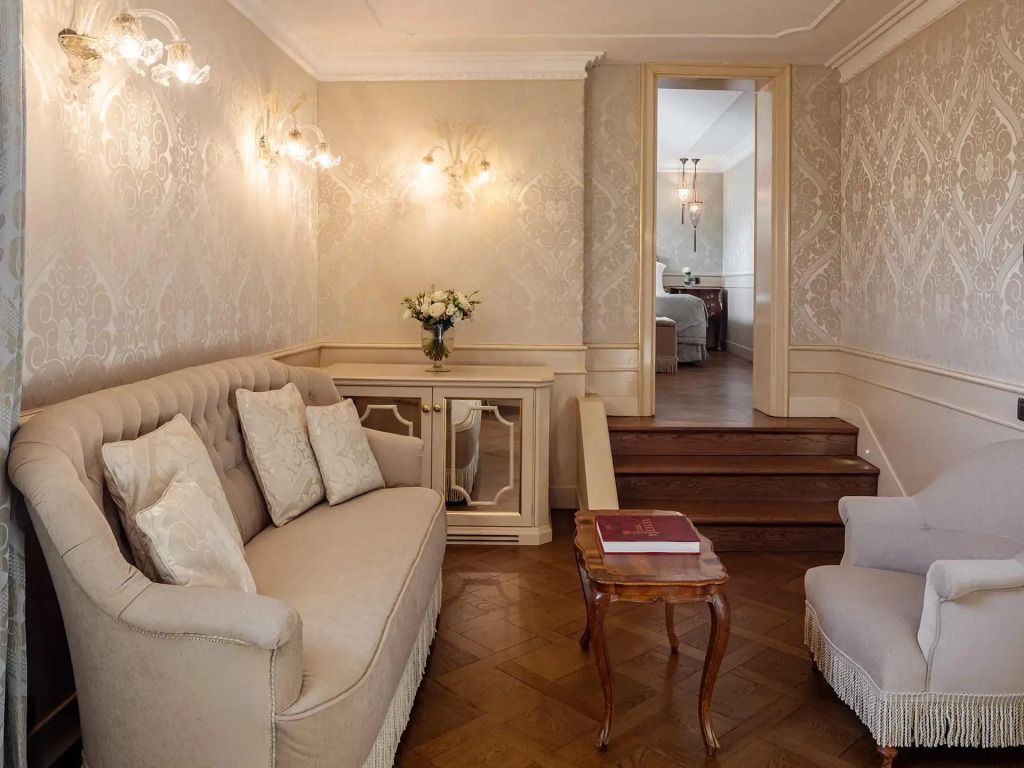 Wohnbereich der Goldoni Familie Suite mit komfortablen Sofas und klassischer Dekoration