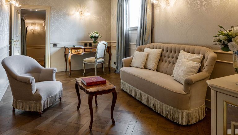 Sitzbereich der Goldoni Familie Suite mit Sofa und antiken Möbeln